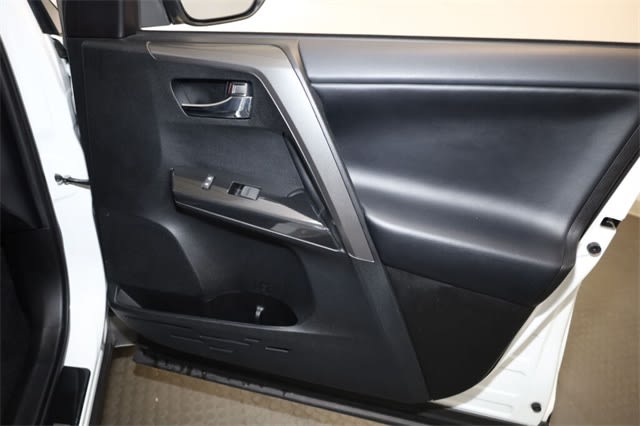 Thumbnail: 2018 Toyota RAV4 - 29