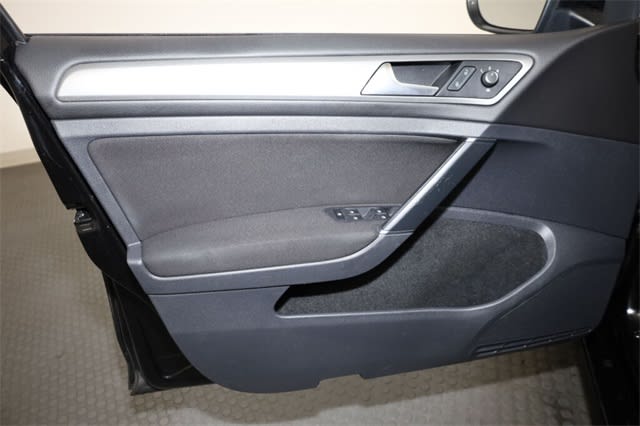 Thumbnail: 2016 Volkswagen Golf - 27