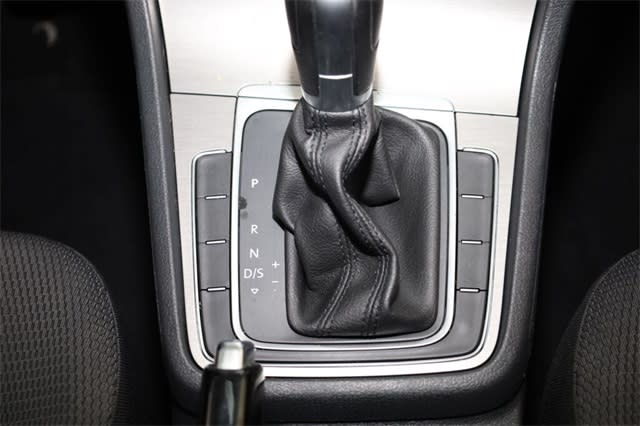 Thumbnail: 2016 Volkswagen Golf - 16