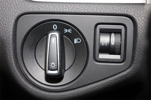 Thumbnail: 2016 Volkswagen Golf - 31