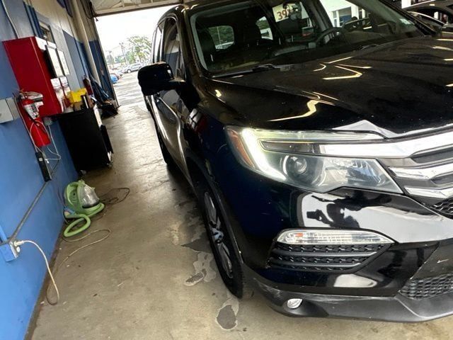 Thumbnail: 2017 Honda Pilot - 16