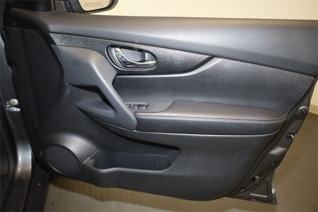 2016 Nissan Rogue SL 29