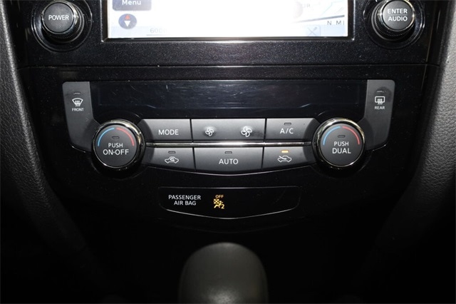 2016 Nissan Rogue SL 35