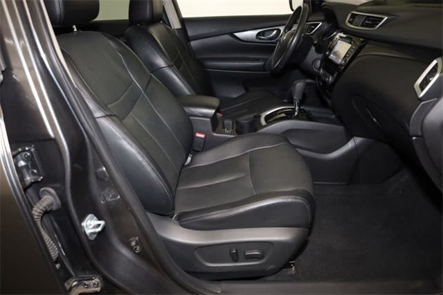 2016 Nissan Rogue SL 28