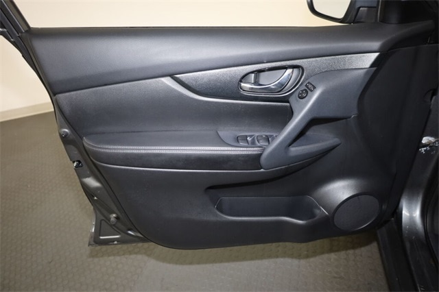 2016 Nissan Rogue SL 27
