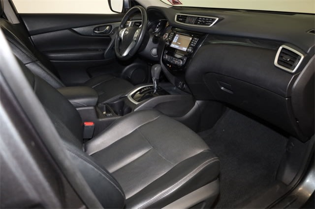 2016 Nissan Rogue SL 11