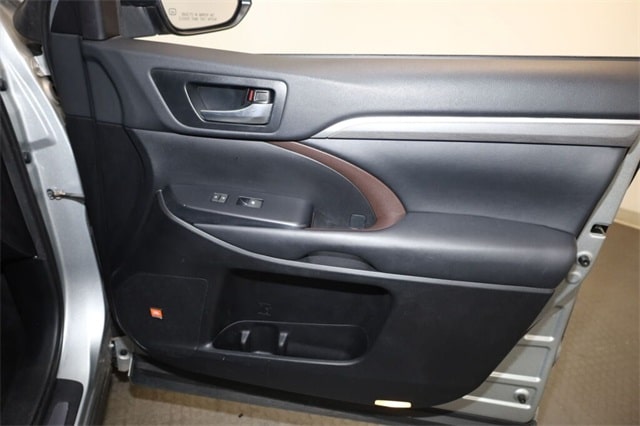 Thumbnail: 2019 Toyota Highlander - 29