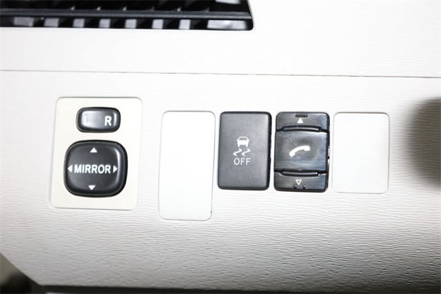 Thumbnail: 2011 Toyota Sienna - 32