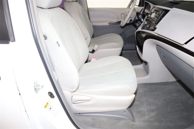 Thumbnail: 2011 Toyota Sienna - 30