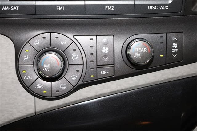 Thumbnail: 2011 Toyota Sienna - 33