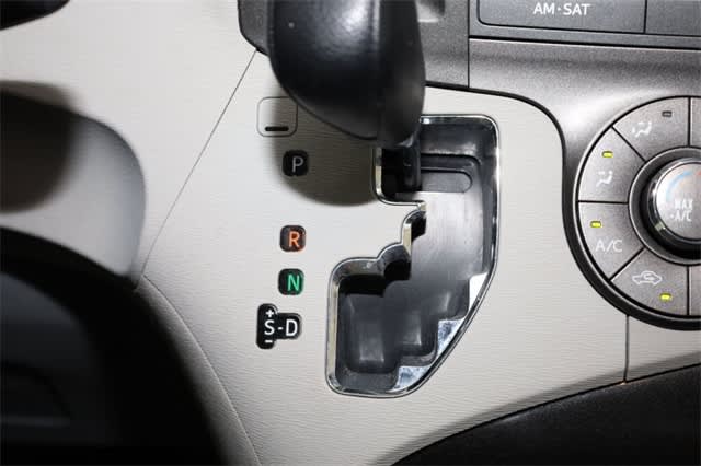 Thumbnail: 2011 Toyota Sienna - 17