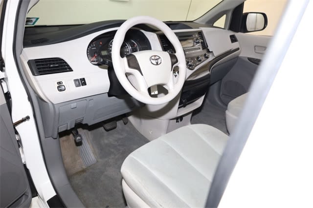 Thumbnail: 2011 Toyota Sienna - 11