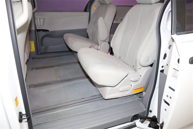 Thumbnail: 2011 Toyota Sienna - 13