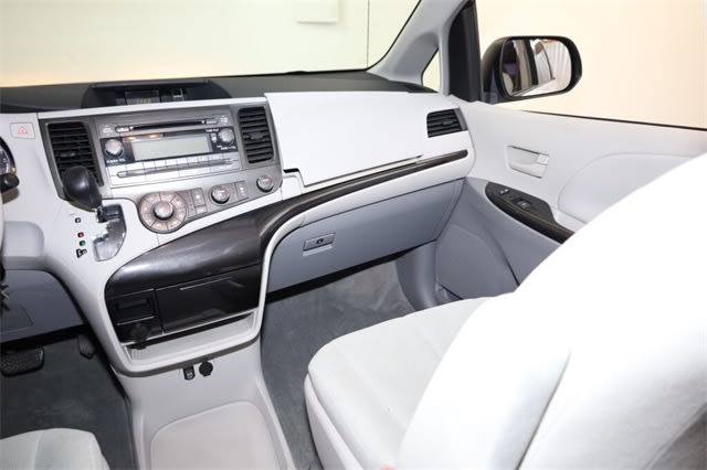 Thumbnail: 2011 Toyota Sienna - 14