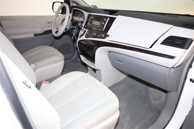 Thumbnail: 2011 Toyota Sienna - 29
