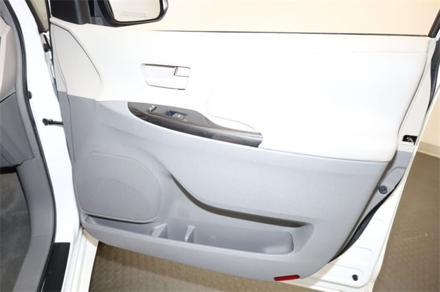 Thumbnail: 2011 Toyota Sienna - 31