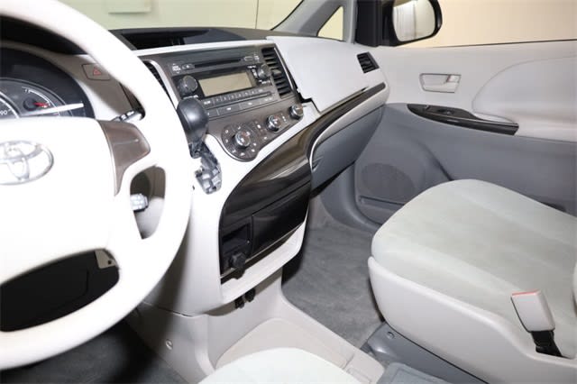 Thumbnail: 2011 Toyota Sienna - 15