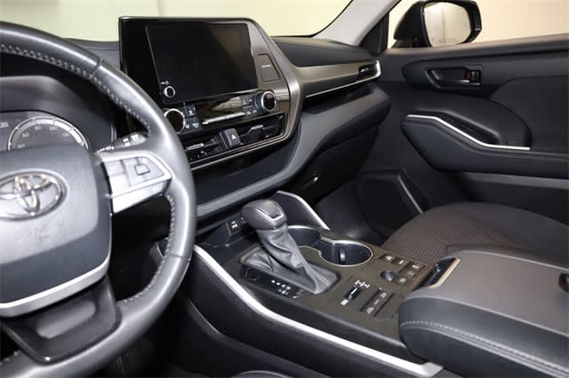 Thumbnail: 2023 Toyota Highlander - 30