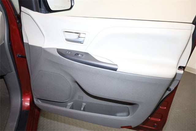 Thumbnail: 2015 Toyota Sienna - 29