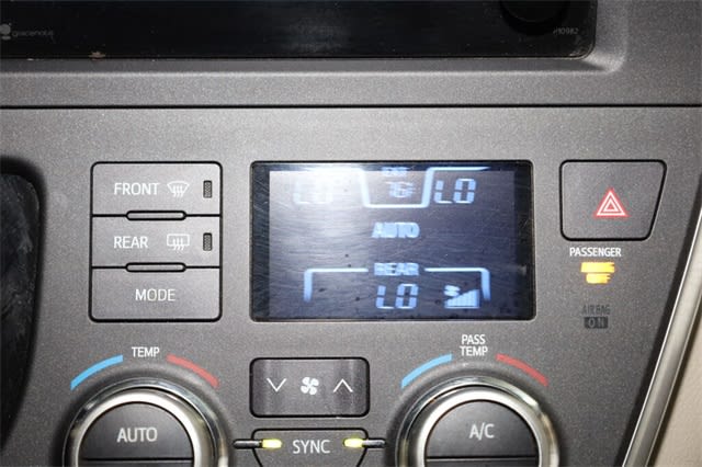 Thumbnail: 2015 Toyota Sienna - 33
