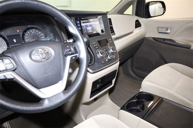 Thumbnail: 2015 Toyota Sienna - 30