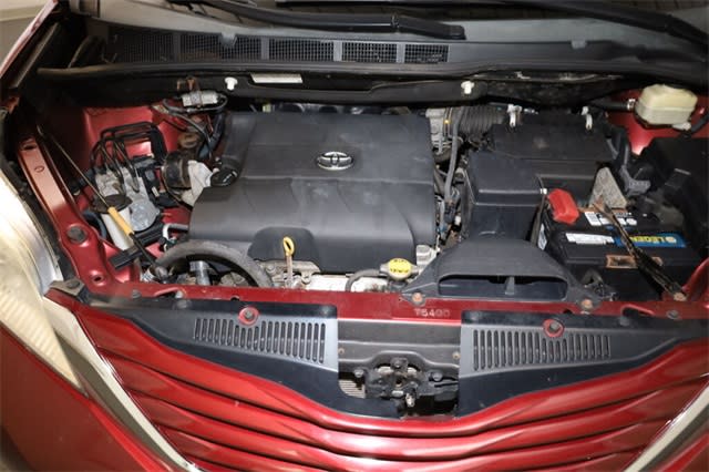 Thumbnail: 2015 Toyota Sienna - 8