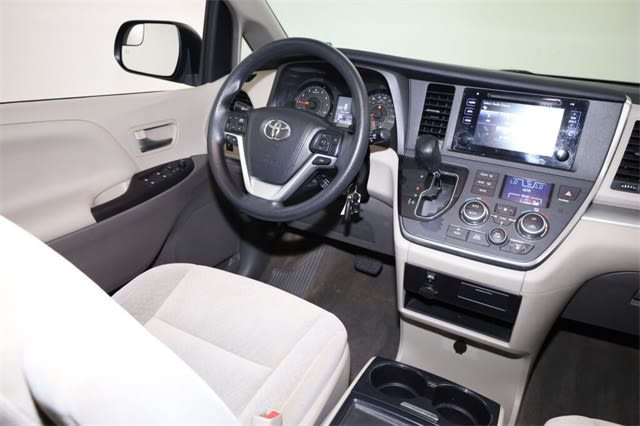 Thumbnail: 2015 Toyota Sienna - 9