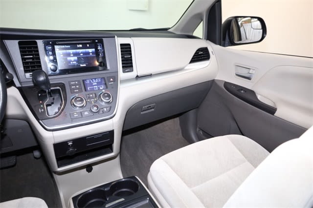 Thumbnail: 2015 Toyota Sienna - 14