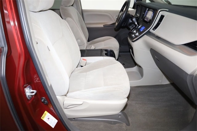 Thumbnail: 2015 Toyota Sienna - 11