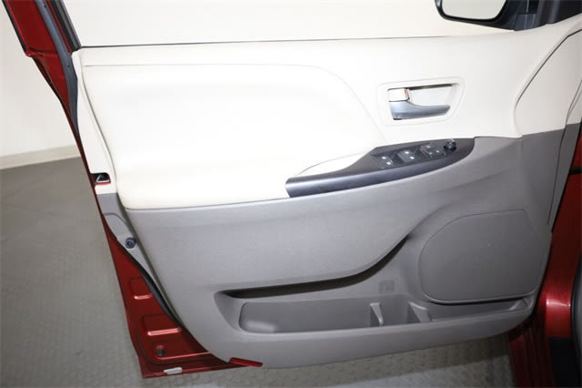 Thumbnail: 2015 Toyota Sienna - 27