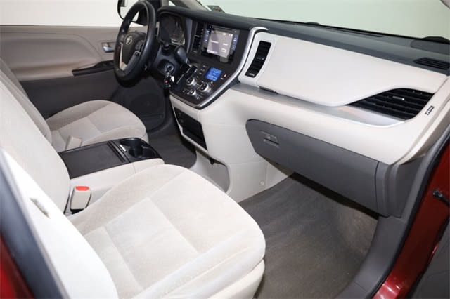 Thumbnail: 2015 Toyota Sienna - 28