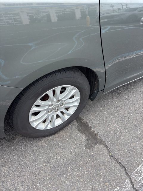 Thumbnail: 2012 Toyota Sienna - 5