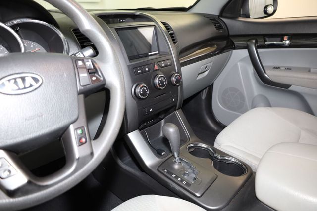 Thumbnail: 2012 Kia Sorento - 9