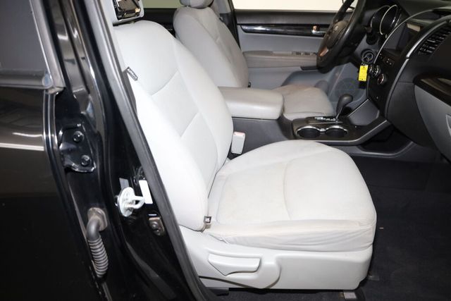 Thumbnail: 2012 Kia Sorento - 11