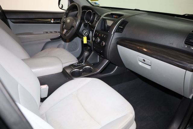 Thumbnail: 2012 Kia Sorento - 32