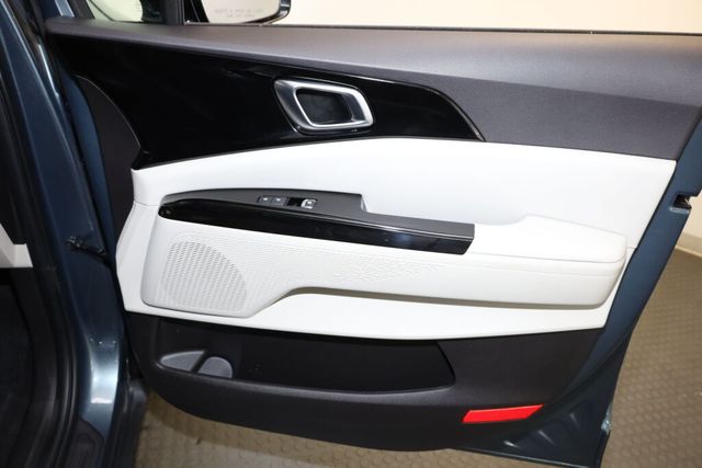 Thumbnail: 2022 Kia Carnival - 39