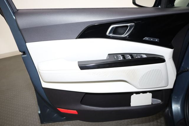 Thumbnail: 2022 Kia Carnival - 24