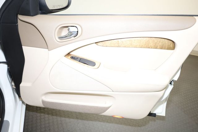 Thumbnail: 2004 Jaguar S-Type - 33