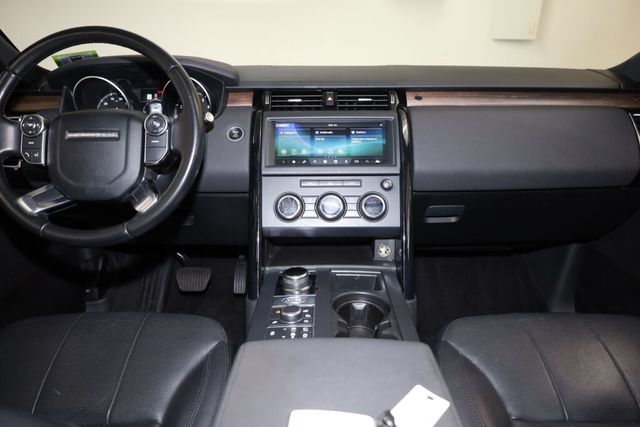 Thumbnail: 2018 Land Rover Discovery - 15