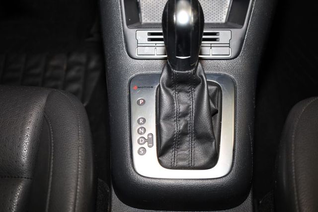Thumbnail: 2013 Volkswagen Tiguan - 16