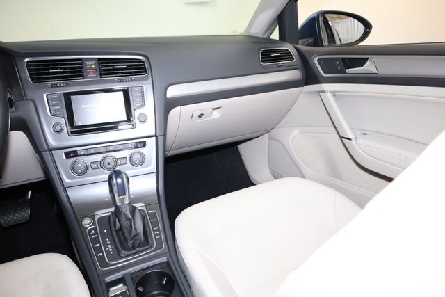 Thumbnail: 2015 Volkswagen e-Golf - 16