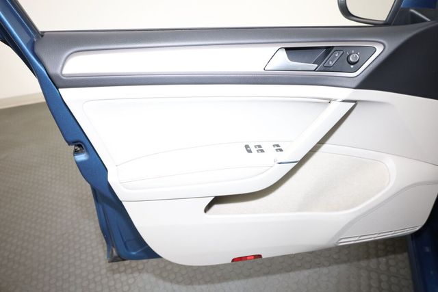 Thumbnail: 2015 Volkswagen e-Golf - 27