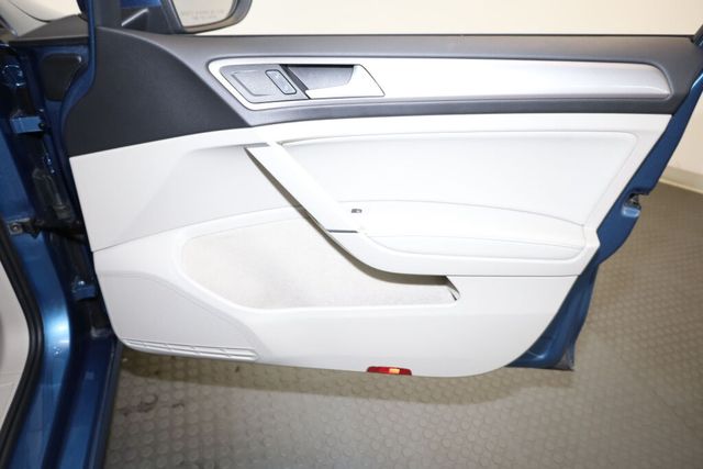 Thumbnail: 2015 Volkswagen e-Golf - 36