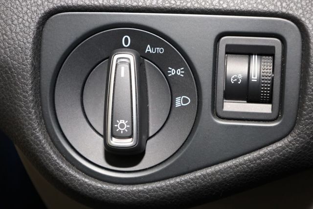 Thumbnail: 2015 Volkswagen e-Golf - 28