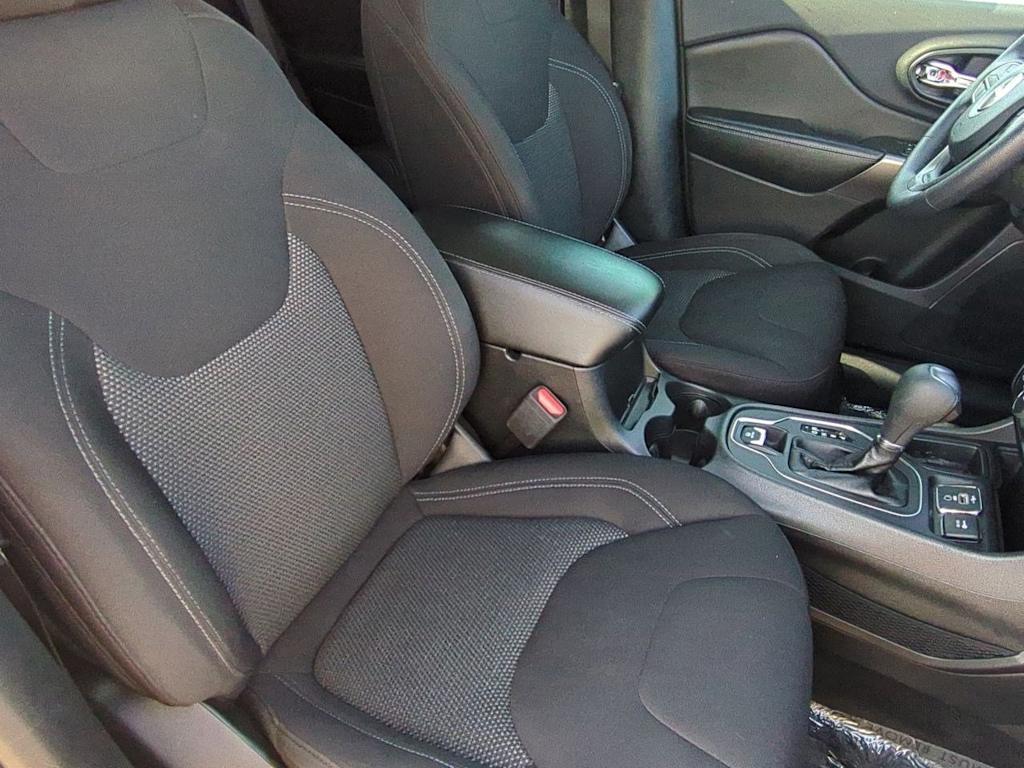 Thumbnail: 2019 Jeep Cherokee - 27