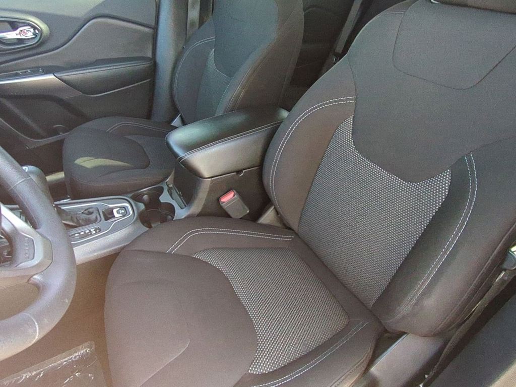 Thumbnail: 2019 Jeep Cherokee - 10