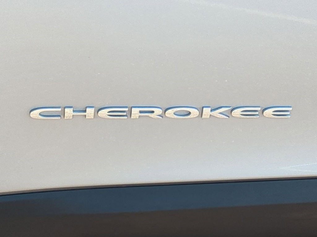 Thumbnail: 2019 Jeep Cherokee - 24