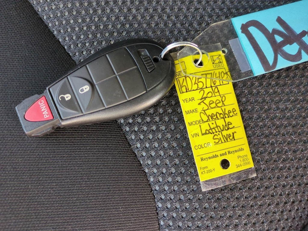 Thumbnail: 2019 Jeep Cherokee - 18