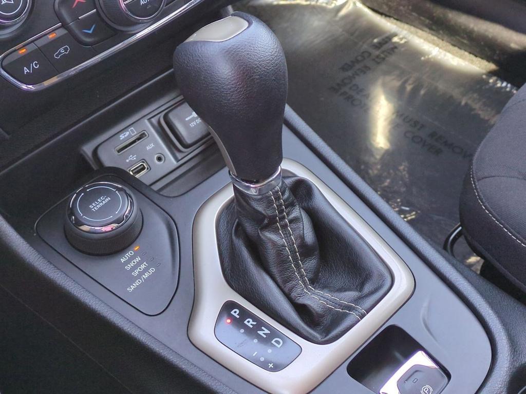 Thumbnail: 2016 Jeep Cherokee - 16