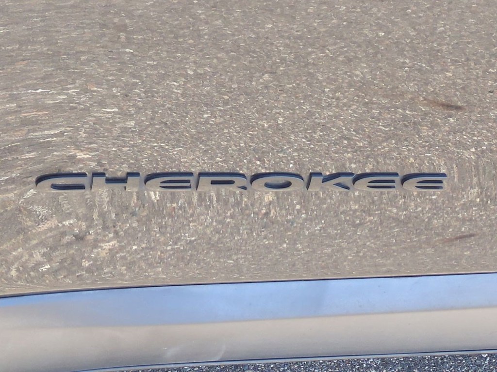 Thumbnail: 2016 Jeep Cherokee - 25